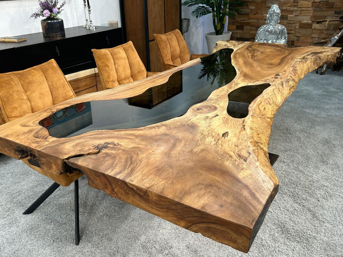 Designtisch aus einer Baumscheibe "Lakeside Suar" (ca. 260 x 82-117 x 77 cm) mit Glaseinlagen und Rohstahlgestell