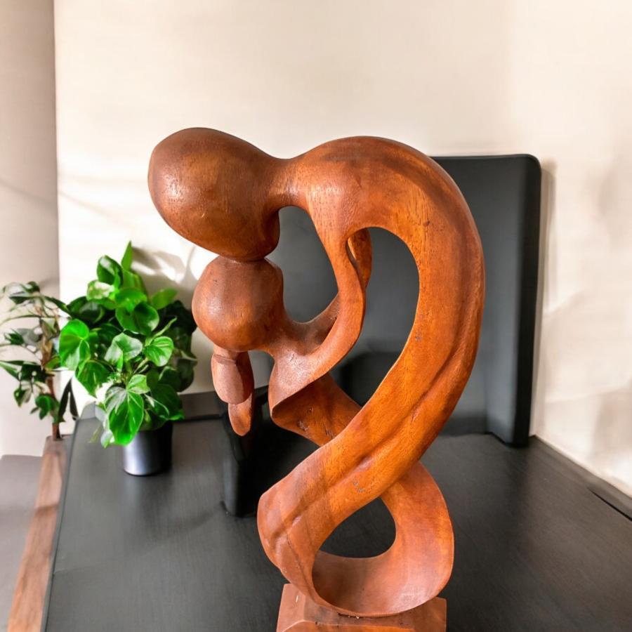 Handgeschnitzte Figur aus Holz