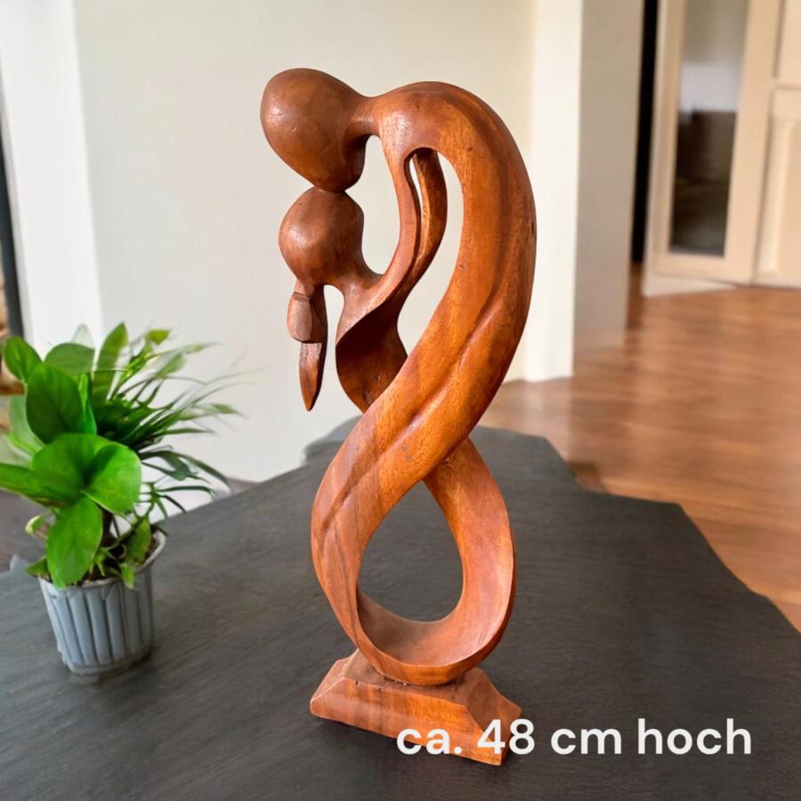 Handgeschnitzte Figur aus Holz