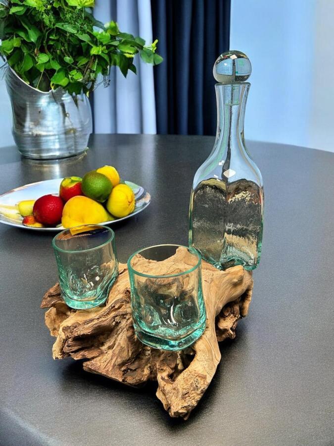 Dekorative Glasflasche mit zwei Gläsern aus Glas mit Holz