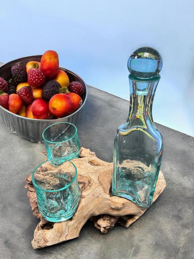 Dekorative Glasflasche mit zwei Gläsern aus Glas mit Holz