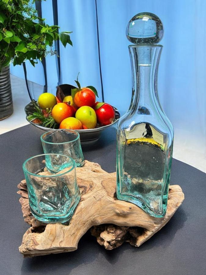 Dekorative Glasflasche mit zwei Gläsern aus Glas mit Holz