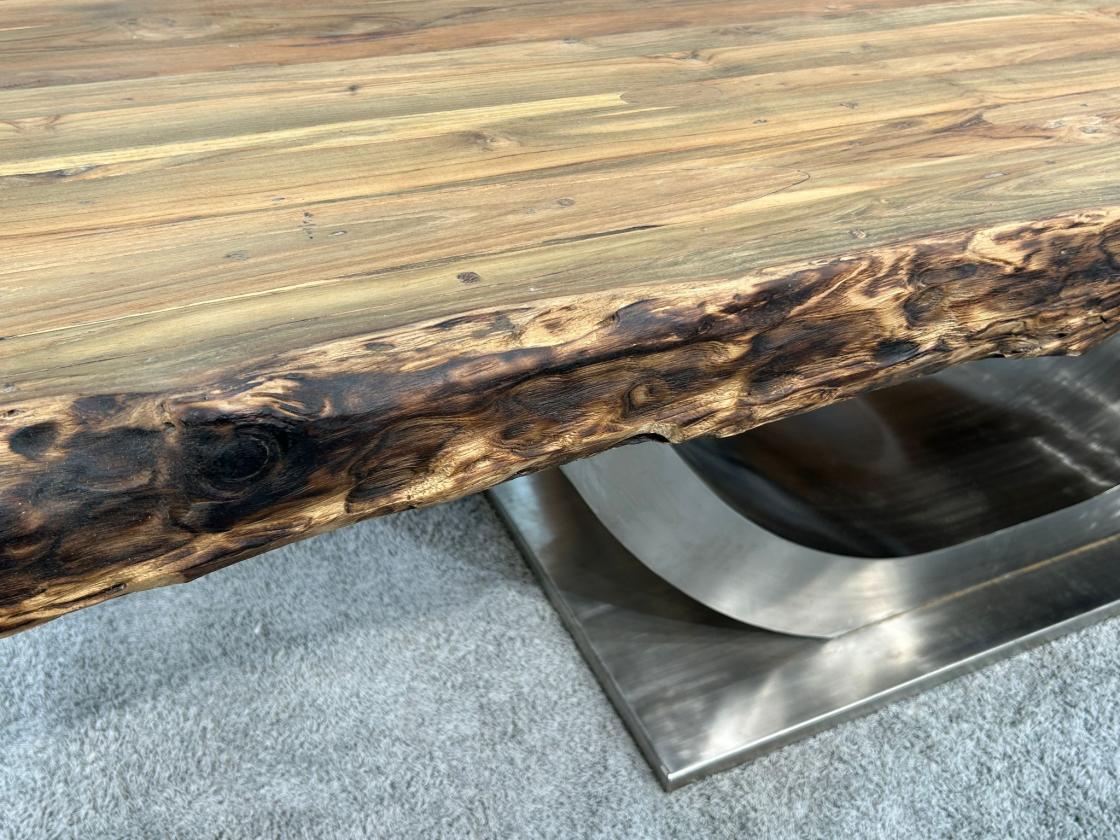 Esstisch Deep Island aus recyceltem Holz