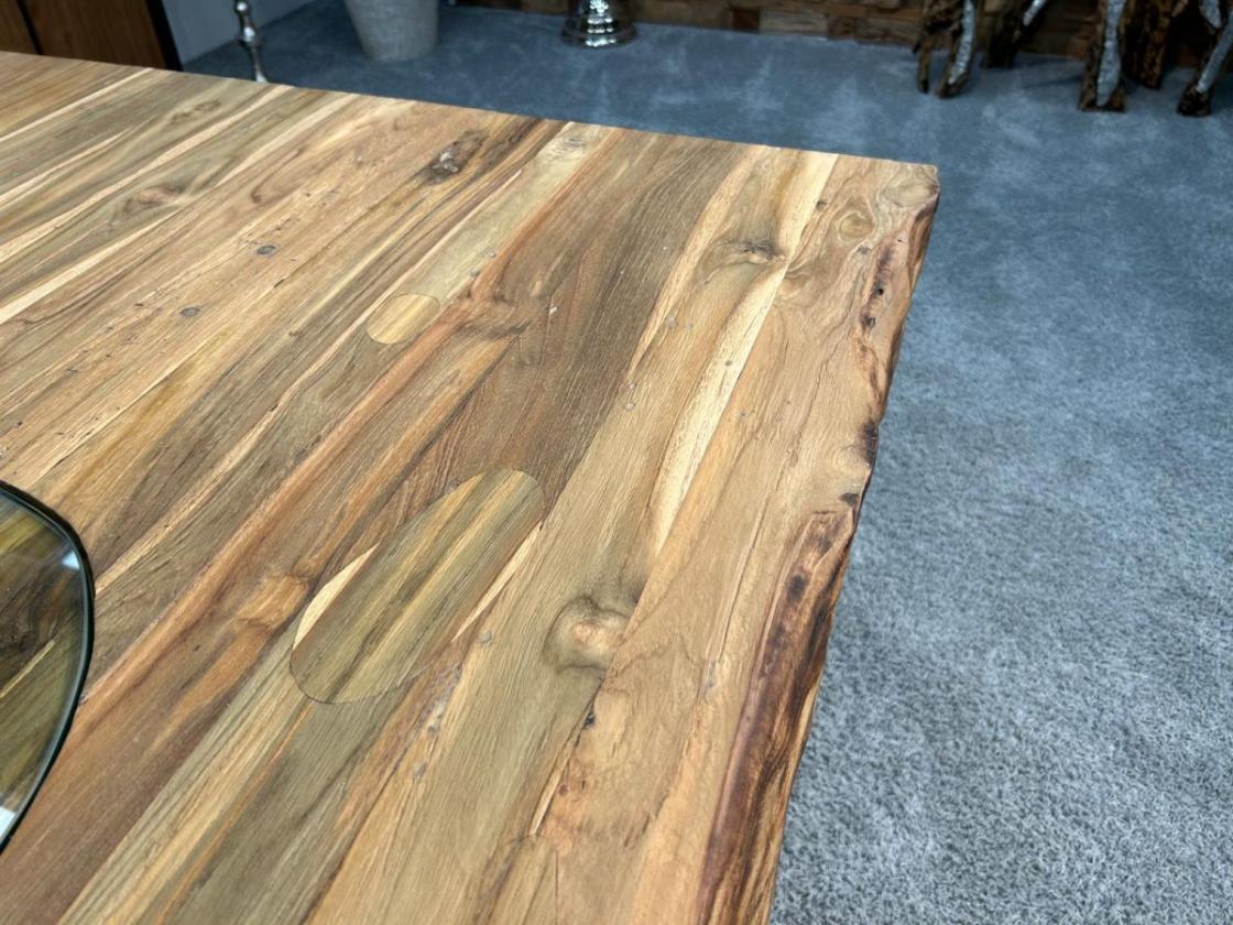 Nachhaltiger Massivholztisch "Deep Island" aus recyceltem Holz