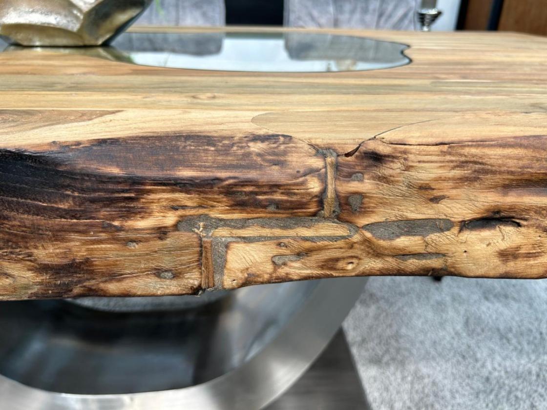 Nachhaltiger Massivholztisch "Deep Island" aus recyceltem Holz