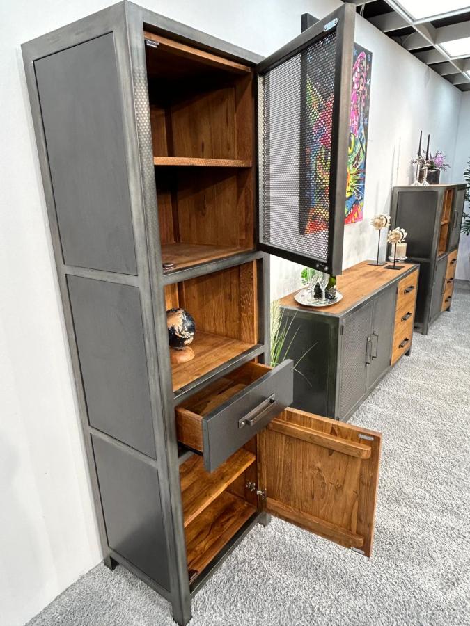 Schrank aus Metall Massivholz Hochschrank Loftstyle