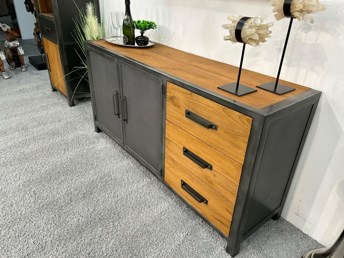 Sideboard aus Metall und Massivholz