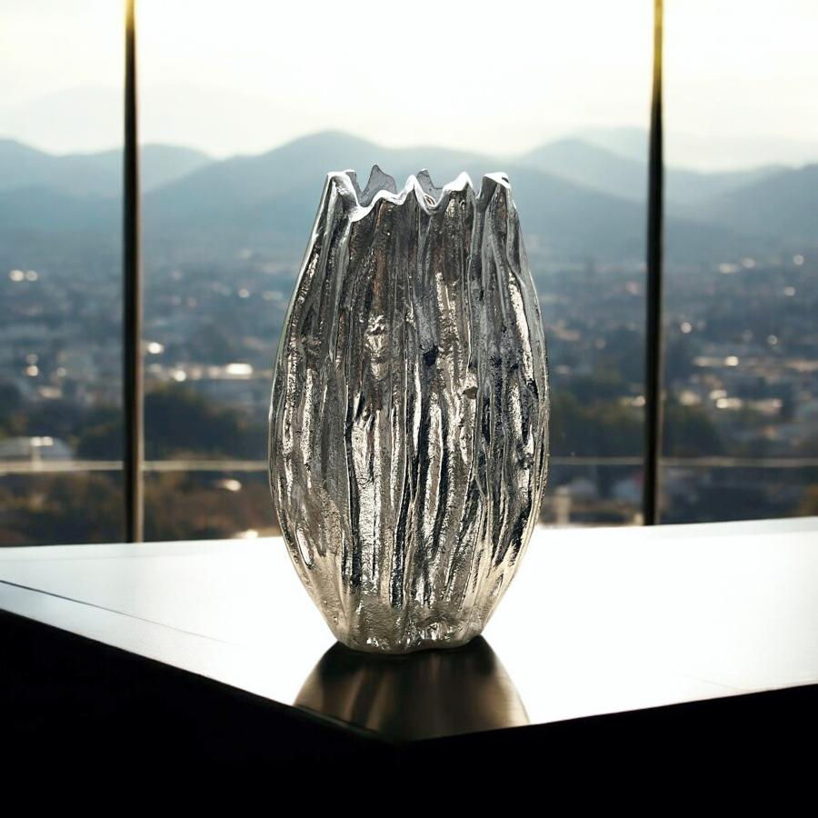 Silberne Designvase aus Metall Volcano