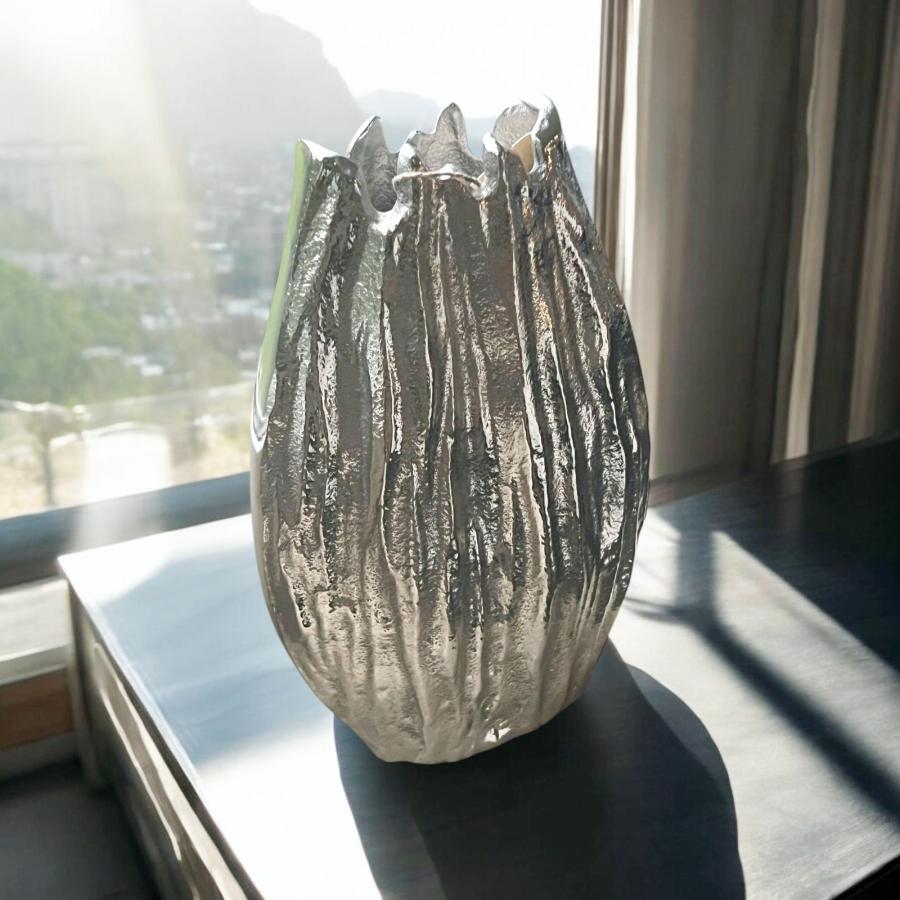 Silberne Designvase aus Metall Volcano M