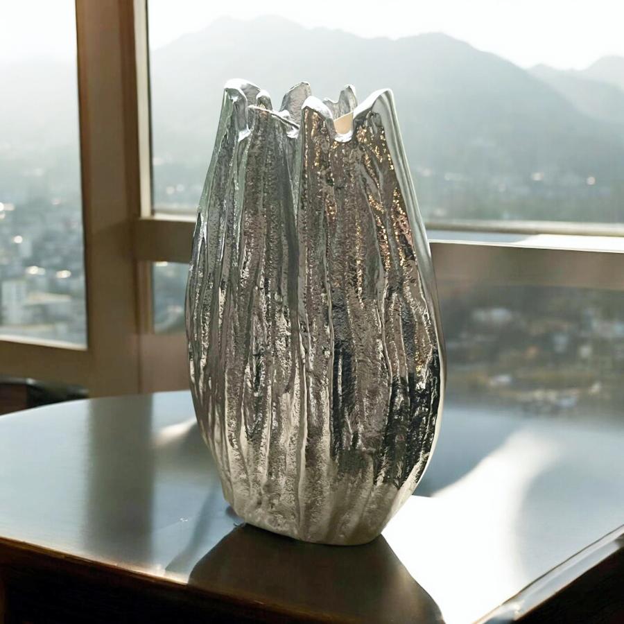 Silberne Designvase aus Metall Volcano M