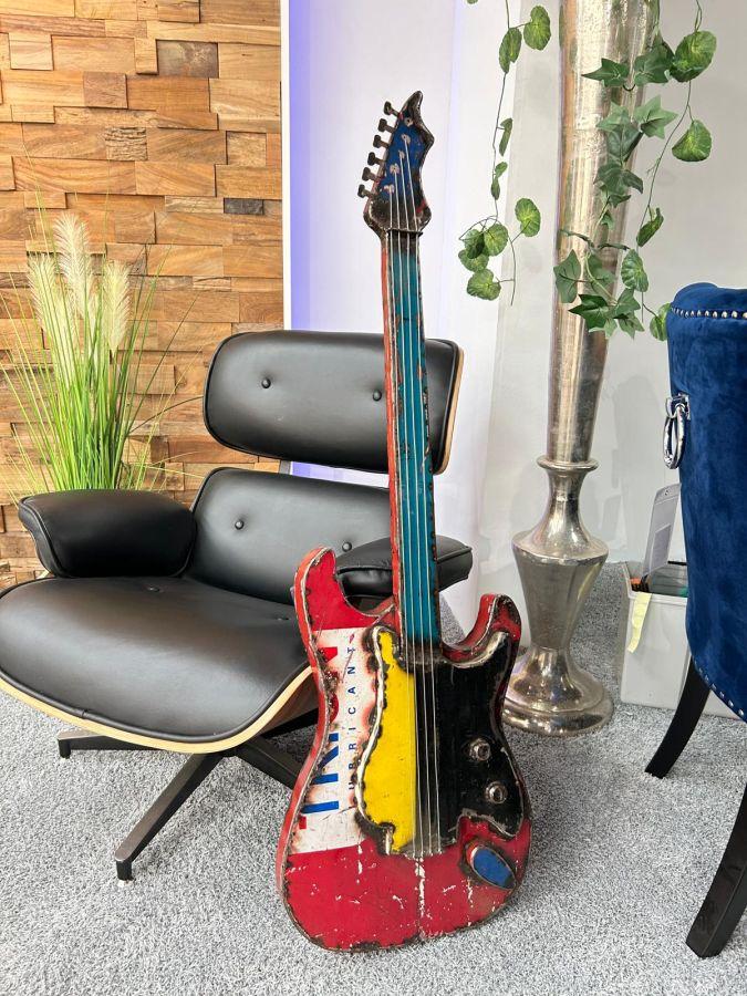 Skulptur E-Gitarre aus recyceltem Metall