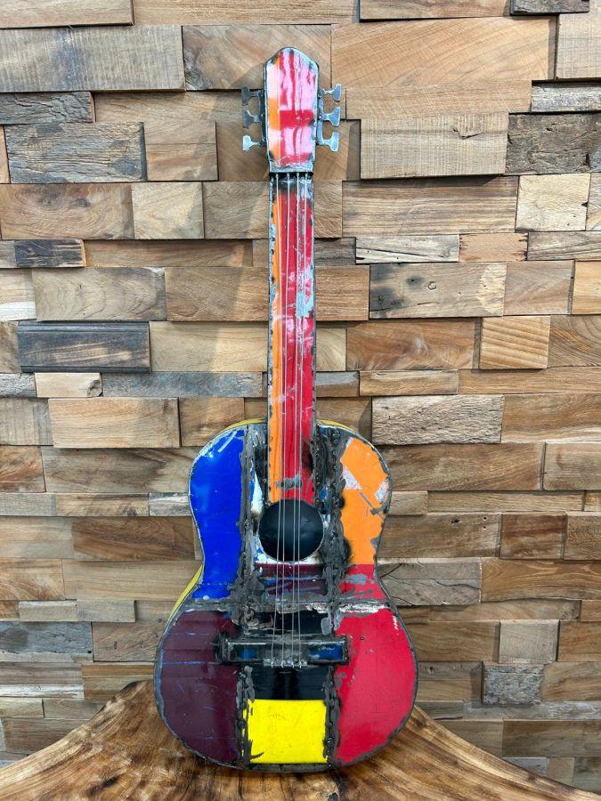 Skulptur Gitarre aus recyceltem Metall