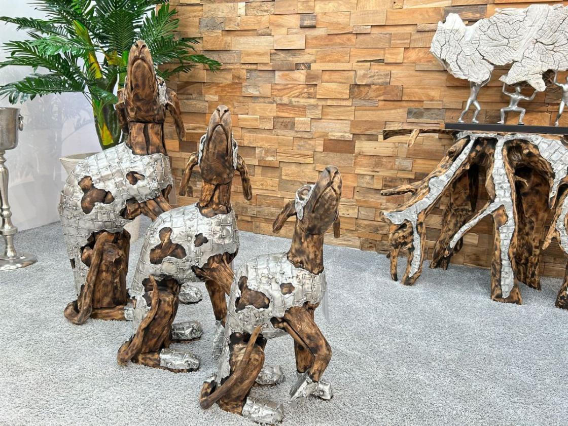 Skulptur-Set  Sitzende Hunde aus recyceltem Altholz mit Aluminium