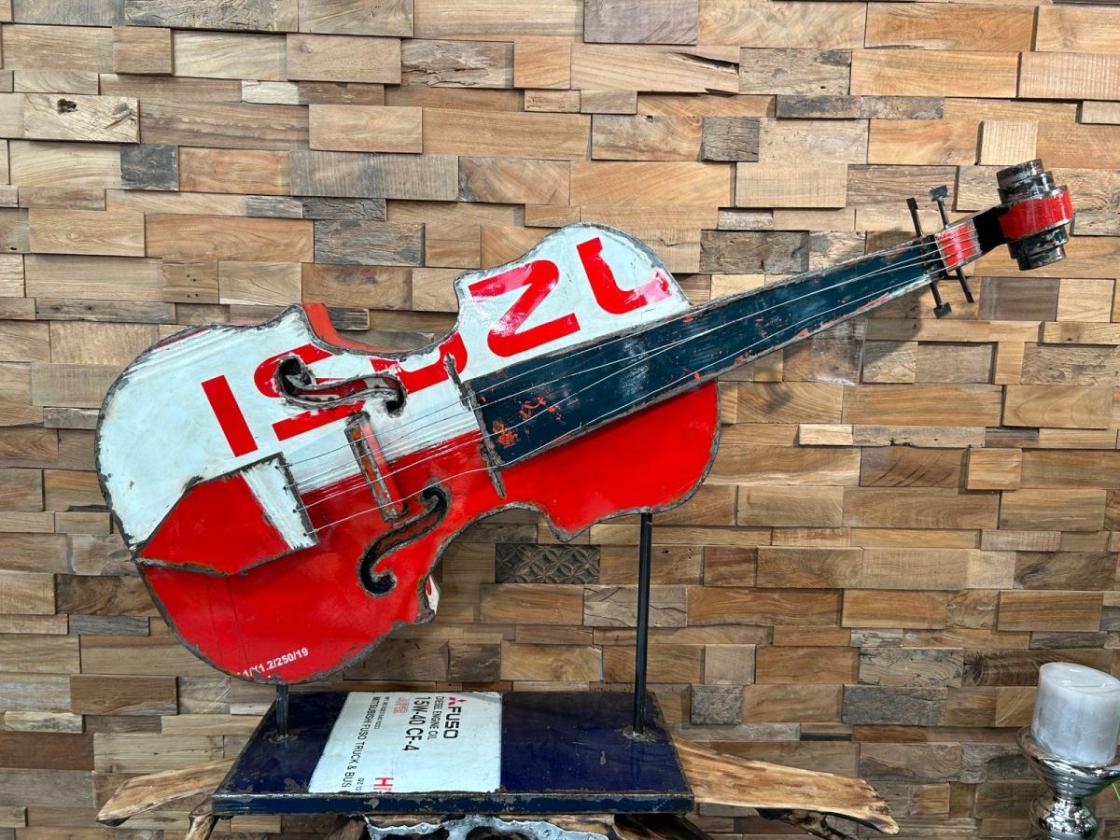 Skulptur Violine im XXL Format aus recyceltem Metall