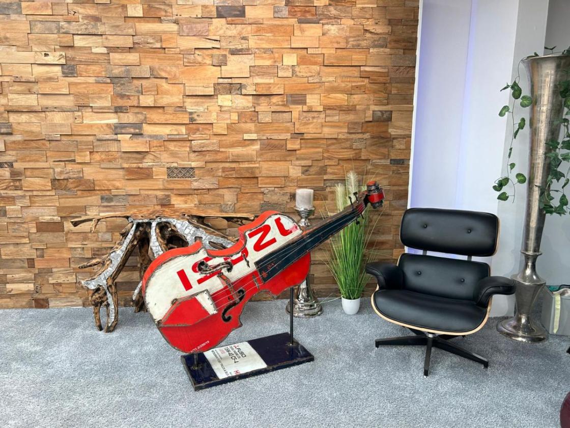 Skulptur Violine im XXL Format aus recyceltem Metall