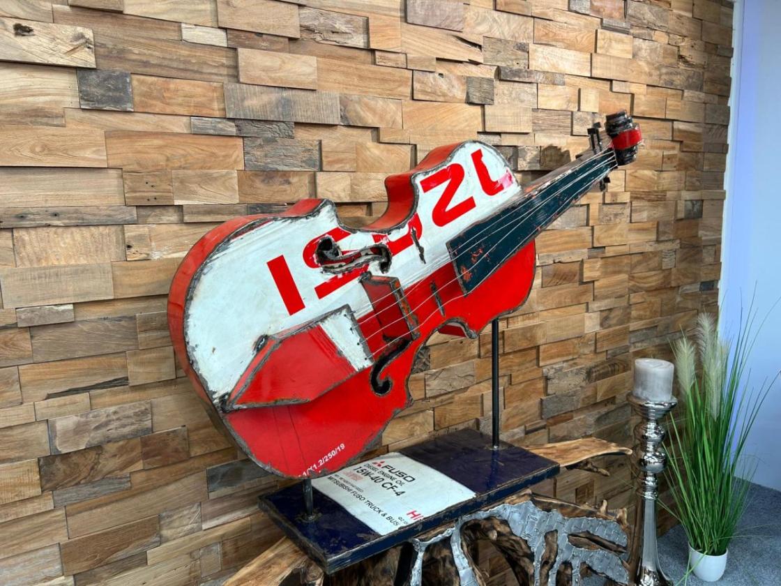 Skulptur Violine im XXL Format aus recyceltem Metall