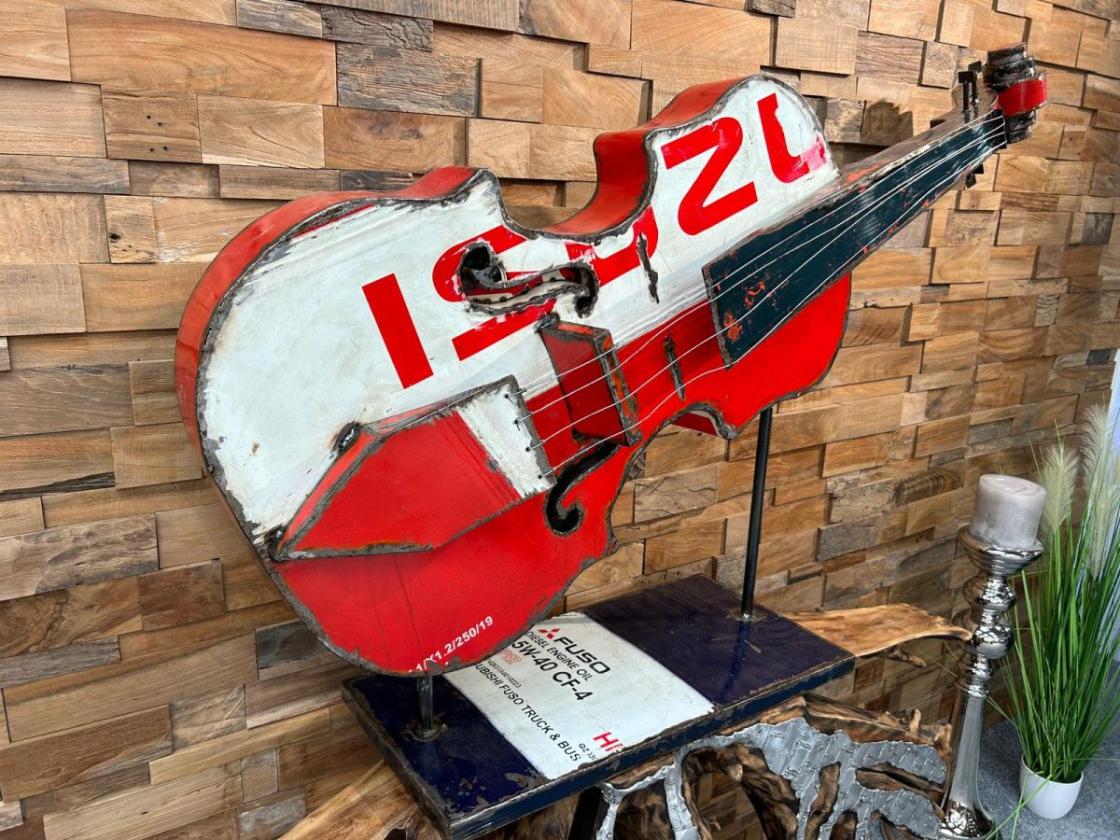 Skulptur Violine im XXL Format aus recyceltem Metall