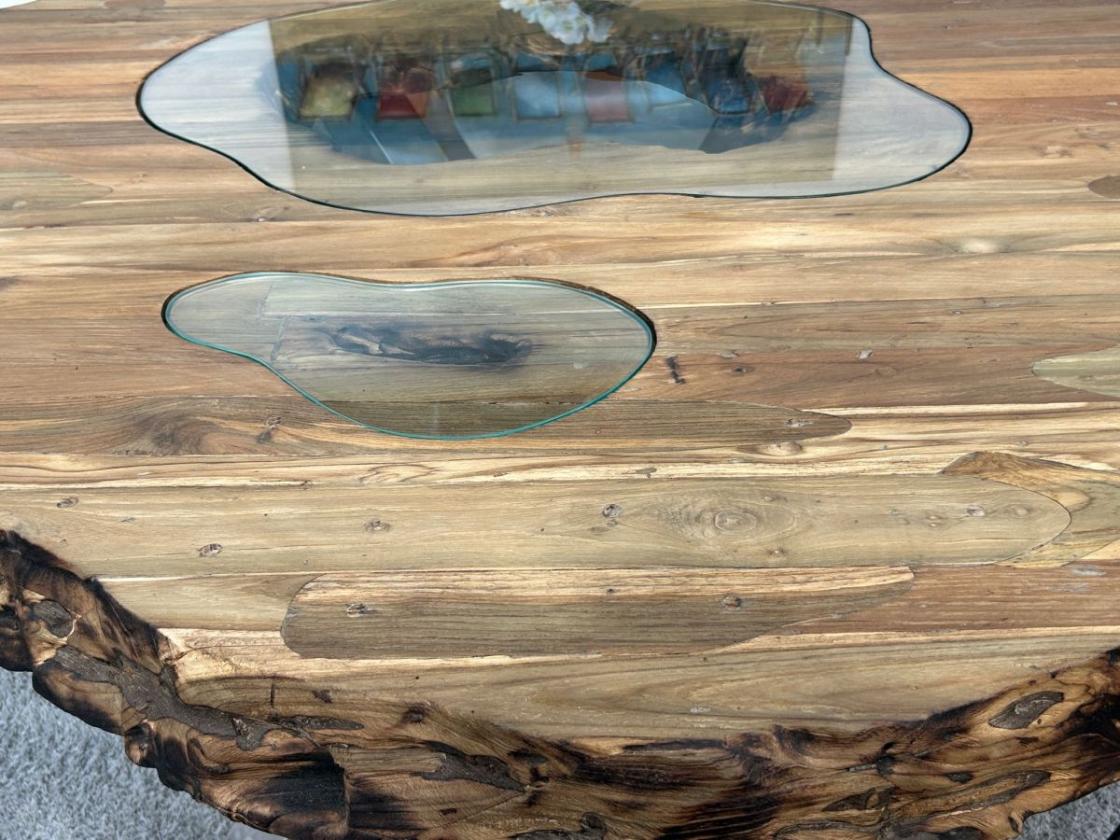 Runder Esstisch Eternia aus recyceltem Holz mit Glaseinlage