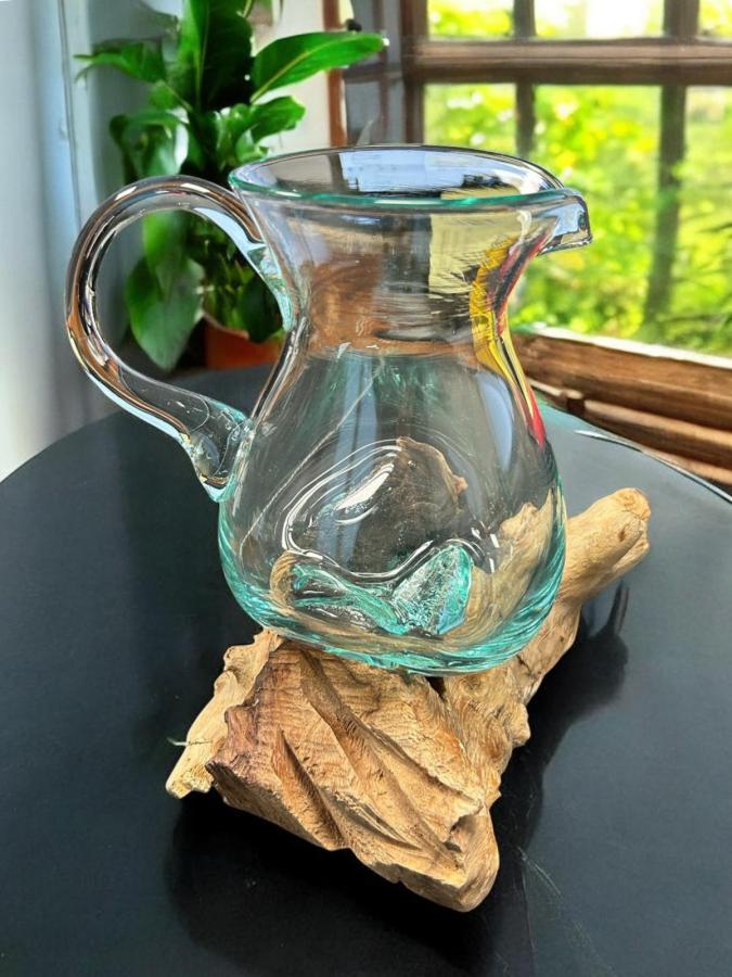 Vase aus Glas auf Holz