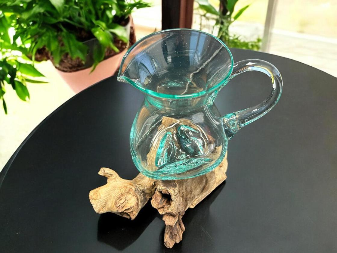 Vase aus Glas auf Holz