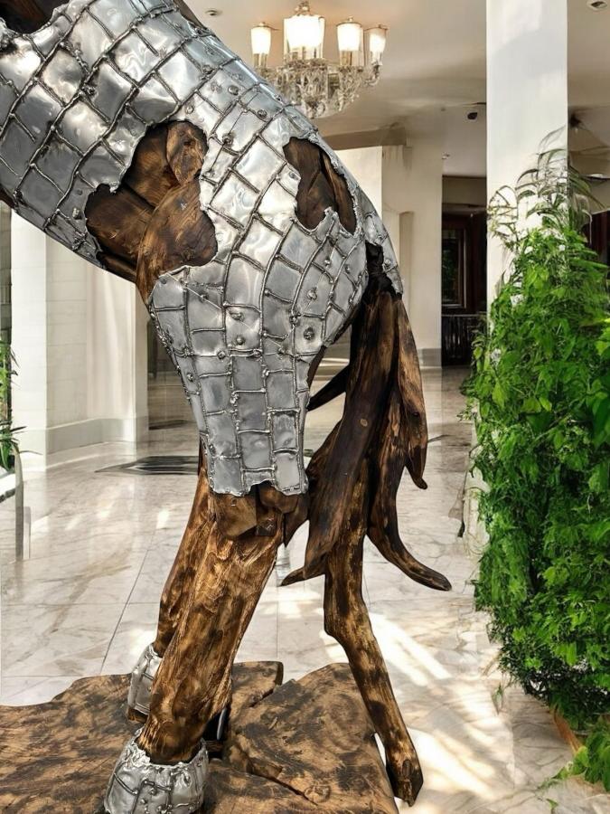 Skulptur steigenes Pferd aus Holz Lobby Hotel Eingangsbereich Dekoration