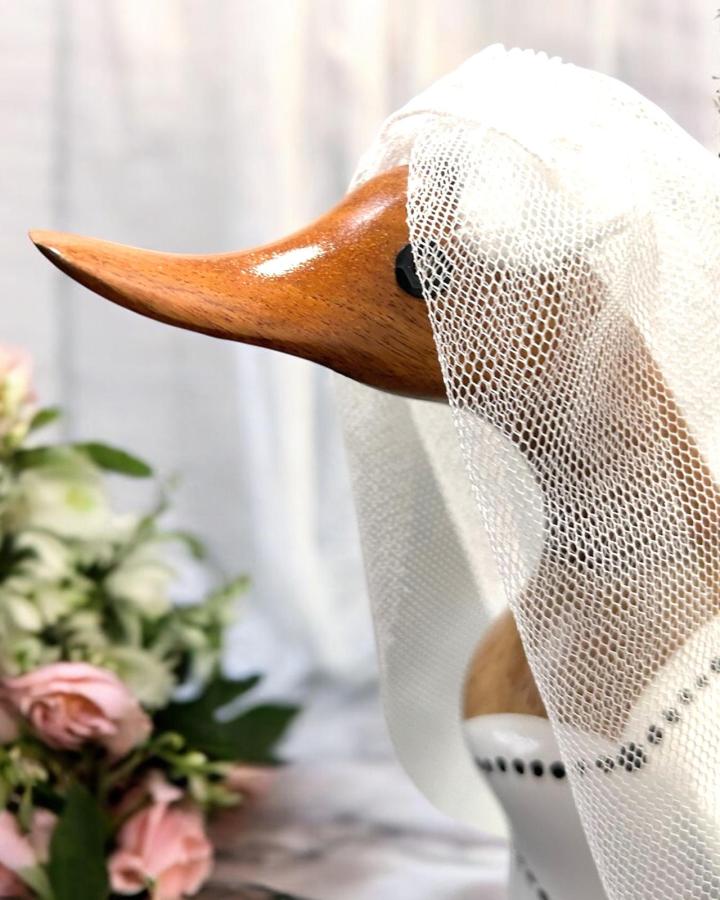 Ente aus Holz "Braut im Hochzeitskleid", ca. 25  x 8 x 10 cm, Größe S