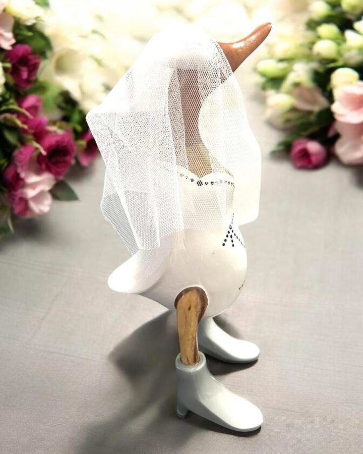 Ente aus Holz Braut im Hochzeitskleid