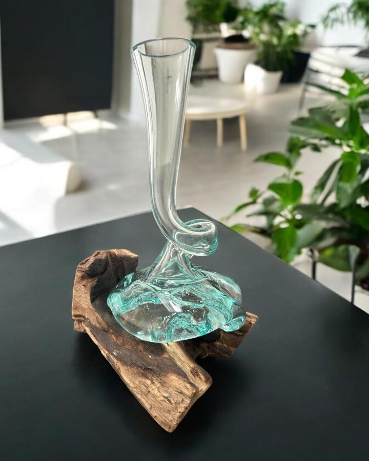 Vase aus geschmolzenem Glas auf Holzsockel Milo