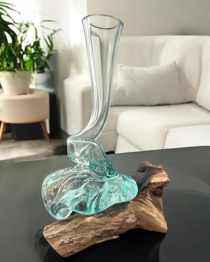 Vase aus geschmolzenem Glas auf Holzsockel Milo