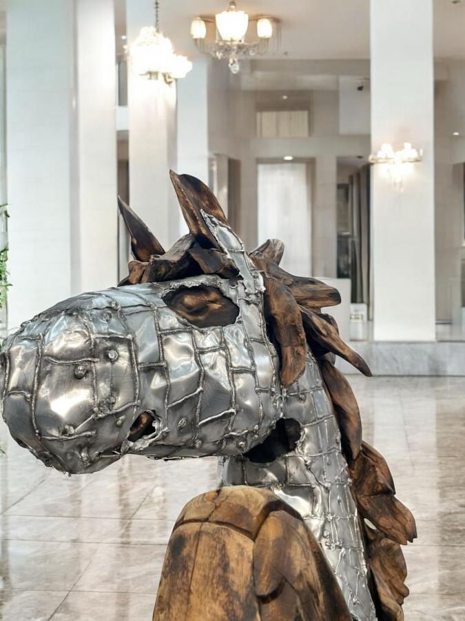 Skulptur steigenes Pferd aus Holz Lobby Hotel Eingangsbereich Dekoration