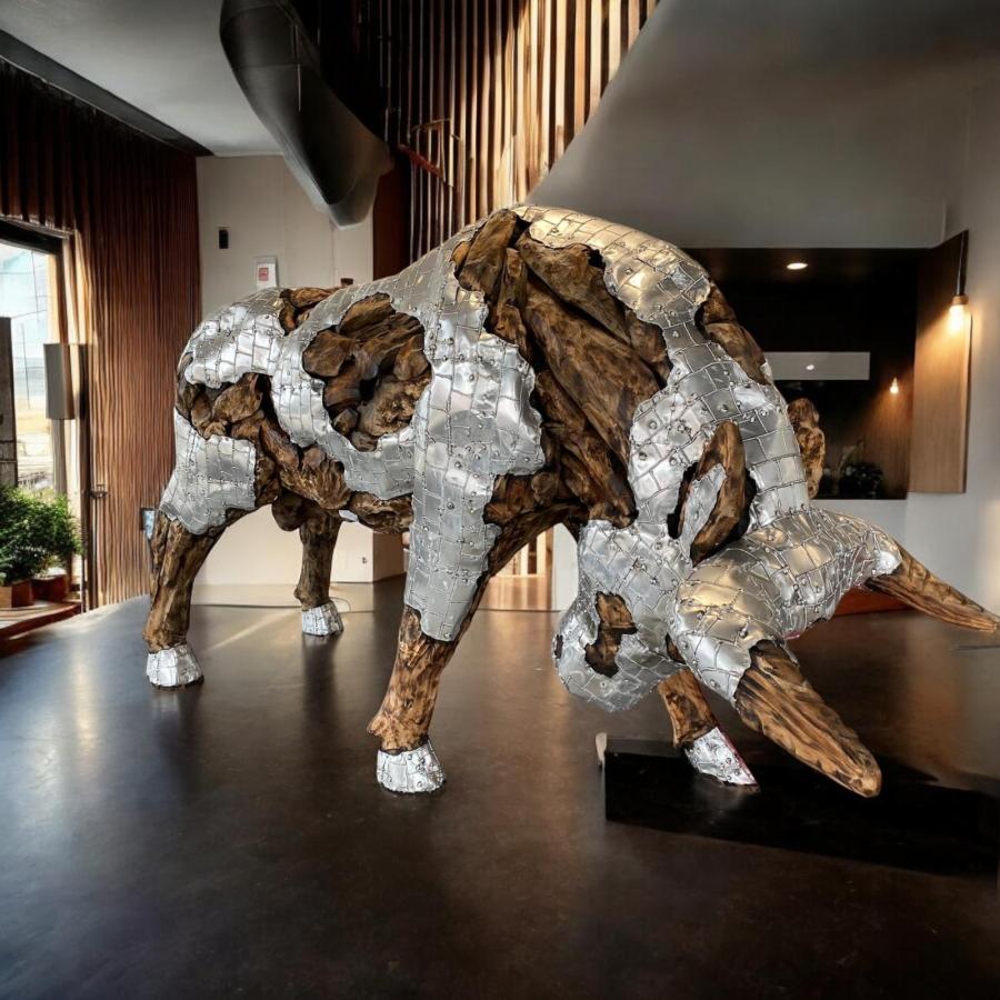 Objektkunst Objektdekoration Stier Skulptur aus Holz mit Metall