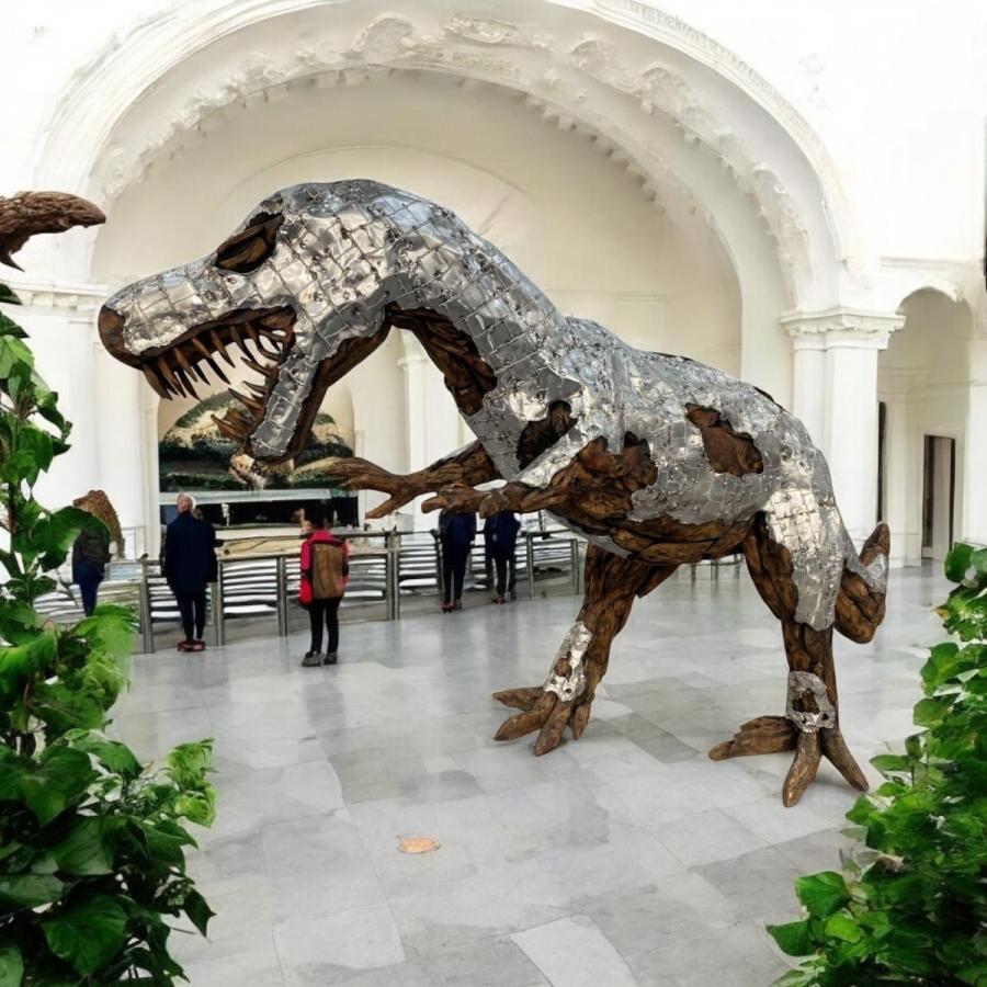 Raumskulptur Dinosaurier aus Holz Eingangsbereich Lobby Messestand