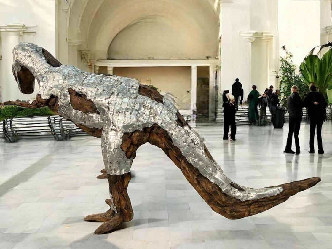 Raumskulptur Dinosaurier aus Holz Eingangsbereich Lobby Messestand