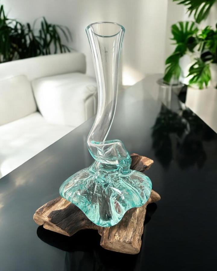 Vase aus geschmolzenem Glas auf Holzsockel Milo