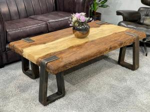 Designer Couchtisch "Raft" (ca.140 x 80 x 45 cm) aus recyceltem Teakholz mit Rohstahlgestellen