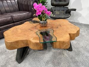 Couchtisch "LAKESIDE" ca. 117 x 110 x 41 cm (Stärke der Tischplatte: ca.10cm) aus einer Baumscheibe Rosenapfel mit Rohstahlgestell und Glaseinlagen