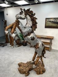 Skulptur / Dekofigur "Pferd" ca. L145 x B55 x H195 cm aus Altholz mit Aluminium