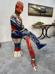 Dekoskulptur "Sitzender Mann" ca. H136 x L95 x B45 cm aus recyceltem Metall