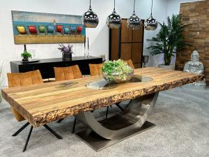 Design Massivholztisch aus recyceltem Altholz 