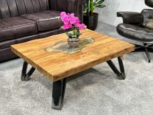 Eckiger Couchtisch "Eos" (ca. 100 x 80 x 40 cm) aus recyceltem Teakholz aus Rohstahl