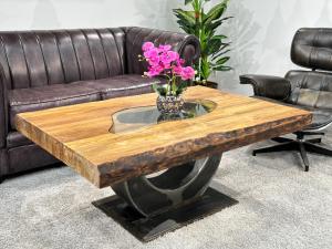 Einzigartiger Couchtisch "Deep Island" ca. 120 x 80 x 50 cm aus recyceltem Altholz mit Rohstahlgestell in Halbmondform und Glaseinlage