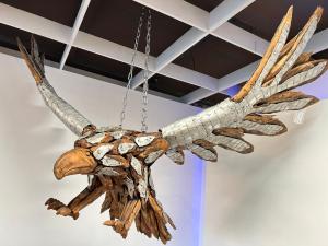 Einmalige Holzdeko Skulptur / Dekofigur "Eagle" hängend , 197 cm breit, aus Altholz mit Aluminium