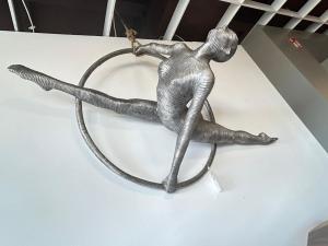 Einzigartige Skulptur "Akrobatin" aus Aluminium ca. L190  x B100 x H70 cm