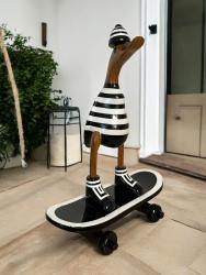 Holzente "ENTE AUF SKATEBOARD", Größe S, ca. 24 cm hoch, reine Handarbeit