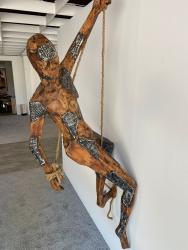 Skulptur / Dekofigur "Kletterer", Höhe  ca. 205 cm aus Altholz mit Aluminium