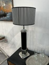 Tischlampe "Canterbury" mit Standfuß in schwarz / chrom und gestreiftem Lampenschirm in schwarz / weiß