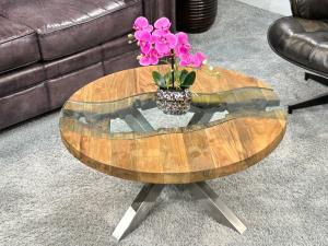 Runder Couchtisch "Eternia" (Durchm. ca. 80 cm / Höhe ca. 39,5 cm) aus recyceltem Holz mit Glaseinlage und Edelstahlgestell