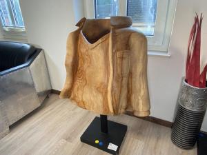 Deko Aufsteller "Mantel" aus einem massivem Baumstamm Suar geschnitzt