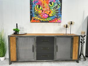 Sideboard aus Rohstahl und Massivholz, ca. 200 x 45 x 82 cm, "PARA" mit 3 Schubladen und 2 Türen