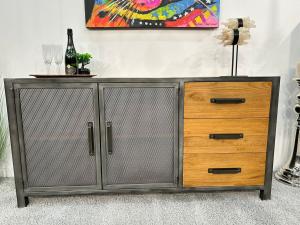 Sideboard aus Metall und Massivholz